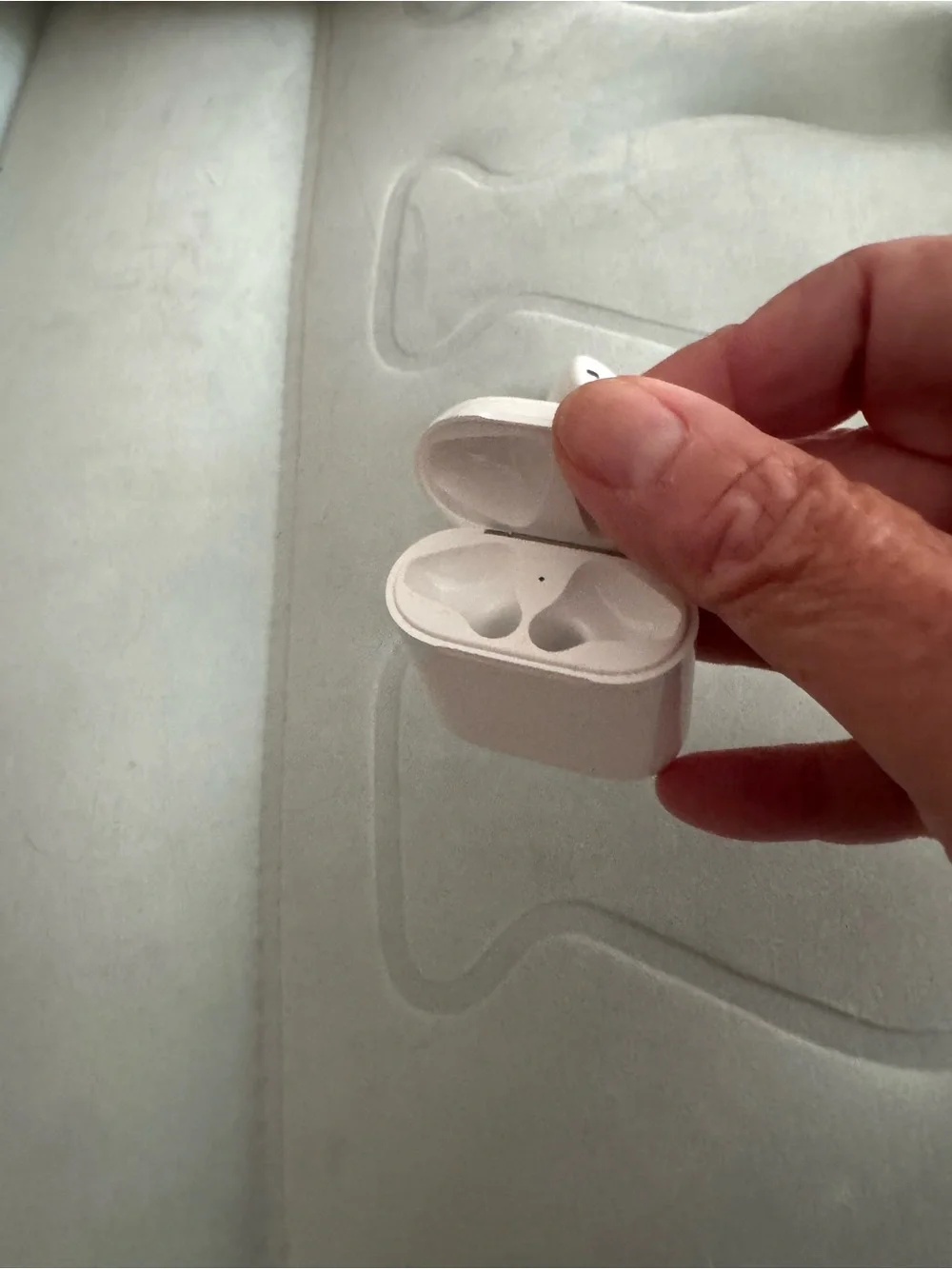 Apple White Wireless Earbuds with White Charging Case